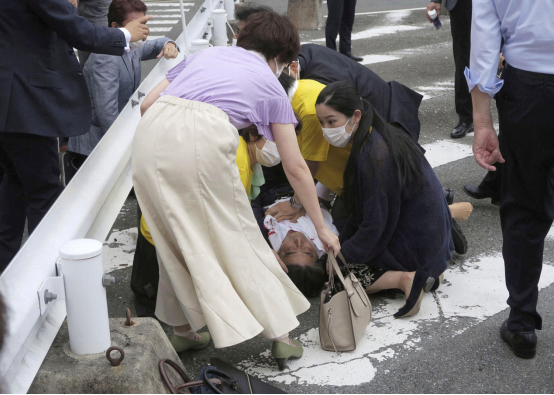 2891122022年7月8日，日本前首相安倍晋三在奈良市遭遇枪击。原文配图.jpg