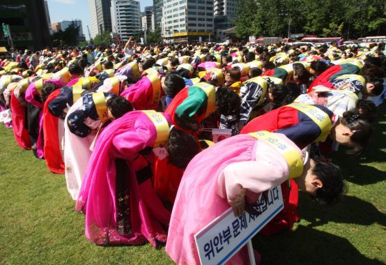 2895252012年8月14日，韩国首尔举行摆脱日本殖民统治的解放周年庆典，日本“统一教”信徒鞠躬道歉。原文配图.png