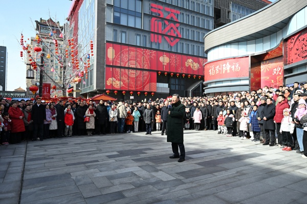 2月9日至10日，中共中央总书记、国家主席、中央军委主席习近平在北在东城区隆福寺街区考察时，向全国.jpg