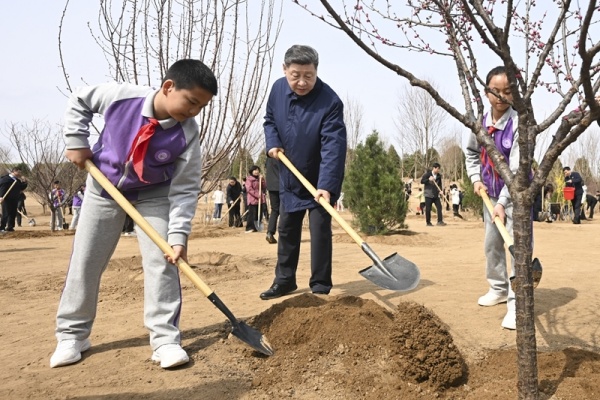 33月30日，党和国家领导人习近平、李强、赵乐际、王沪宁、蔡奇、丁薛祥、李希等来到北京市昌平区百善镇参加首都义务植树活动。这是习近平同大家一起植树。.jpg