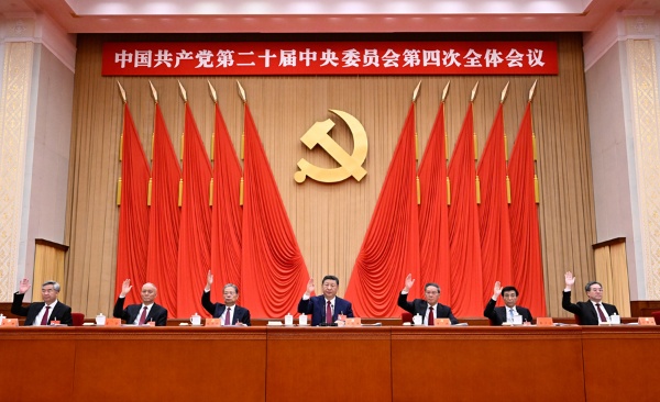 600357296中国共产党第二十届中央委员会第四次全体会议，于2025年10月20日至23日在北京举行。这是习近平、李强、赵乐际、王沪宁、蔡奇、丁薛祥、李希等在主席台上。_副本.jpg