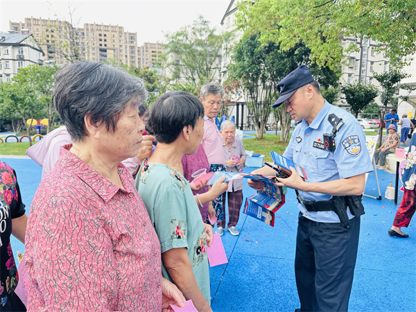 江苏南京：月圆人心暖，反邪传温情图片2.jpg