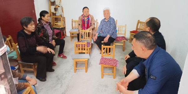 襄阳市基督教两会会同民宗部门赴信众家中开展慰问和普法宣讲图片1.jpg
